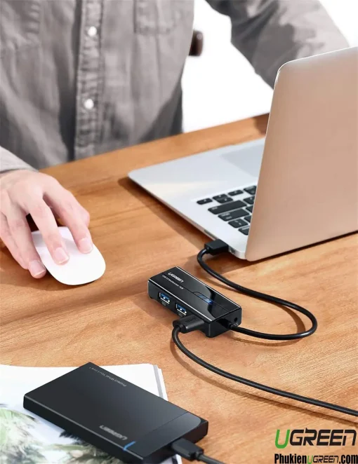 Hub USB 3.0 Ugreen 20265 kết nối laptop với ổ cứng ngoài và chuột, mở rộng cổng tiện lợi cho văn phòng
