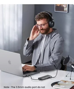 Dân văn phòng nghe nhạc qua tai nghe kết nối hub USB-C Ugreen CM639 45520 với MacBook khi làm việc