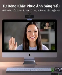 Webcam Ugreen 15728 tự động cân sáng trong phòng thiếu sáng, gắn trên màn hình iMac khi họp video